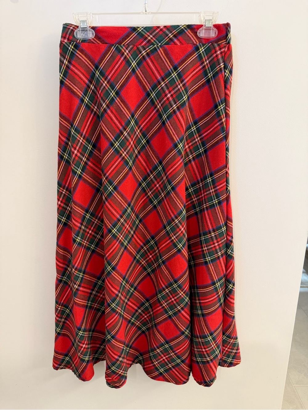 SHEIN Long skirt -Size M. Red plaid. Elastic waist. Side zipper.